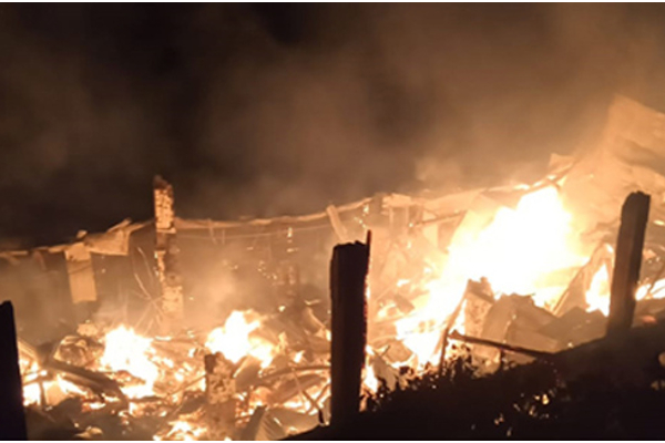புஸ்ஸல்லாவில் எரிந்த தேயிலை தொழிற்சாலை : மக்கள் பீதி | Bussalla Tea Factory Burnt Down People Panic