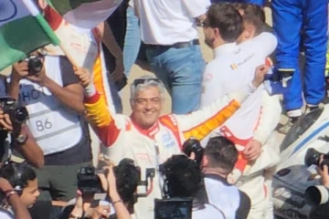 துபாய் ரேஸில் ஜெயித்த அஜித்.. நேரில் சென்று பாராட்டிய பிரபல ஹீரோ