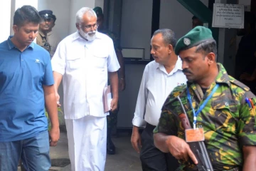 டக்ளஸின் யாழ். அலுவலகத்தில் சி.ஐ.டியினர்!பல மணி நேரம் தீவிர தேடுதல்
