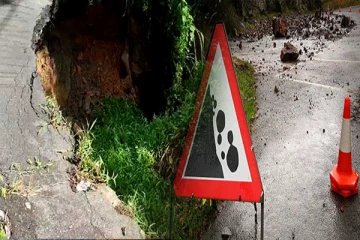 கனமழையினால் ஹட்டன் - கொழும்பு பிரதான வீதியில் தாழிறக்கம்: சாரதிகளுக்கு விடுக்கப்பட்டுள்ள எச்சரிக்கை