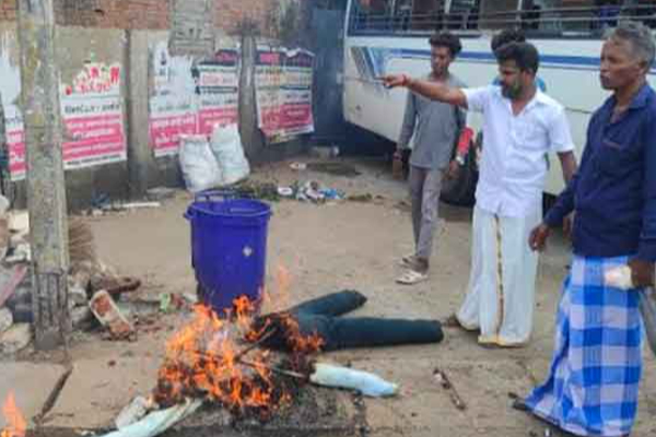 உருவ பொம்மையை கொளுத்தி கொண்டாட்டம்! | Celebration By Lighting The Effigy