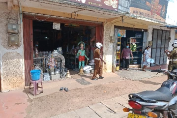 கிளிநொச்சி நகரில் திறக்கப்பட்ட வியாபார நிலையங்களை மூடியுள்ள பொலிஸார்