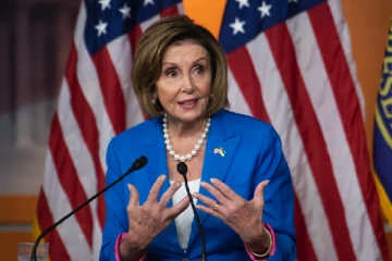 அமெரிக்க சபாநாயகர் நான்சி பெலோசியின் வீடு புகுந்து மர்ம நபர் தாக்குதல்..!