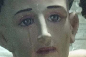 மட்டக்களப்பில் அந்தோனியார் சொரூபத்திலிருந்து கண்ணீர் வழிவதாக பார்வையிடும் மக்கள் (Video)