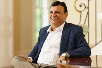 அரசு குடியிருப்பில் வளர்ந்தவர்... ரூ 8,000 பணத்துடன் வெளிநாடு பயணம்: இன்று மலைக்கவைக்கும் சொத்து மதிப்பு