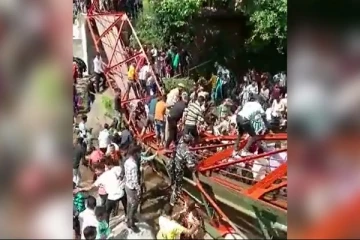 திடீரென உடைந்து விழுந்த தரைப்பாலம்! பண்டிகை கொண்டாட்டத்தின் போது நேர்ந்த விபரீதம்