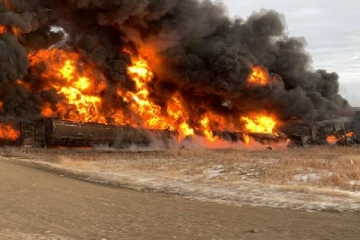 கனடாவில் தடம் புரண்ட ரயில் ஒன்று கொழுந்துவிட்டு எரிந்ததால் பொதுமக்களுக்கு எச்சரிக்கை