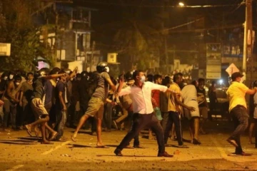 நள்ளிரவில் பசிலின் வீட்டை சுற்றிவளைத்த மக்கள்