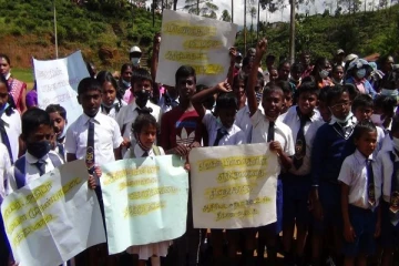 பாடசாலைக்கு சமூகமளிக்காத அதிபர், ஆசிரியர்கள்: ஆர்ப்பாட்டத்தில் ஈடுபட்ட பெற்றோர்