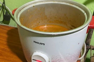 இலங்கையில் ரைஸ் குக்கரில் கறி சமைக்கும் நிலைக்கு தள்ளப்பட்ட மக்கள்...வைரலாகும் புகைப்படம்
