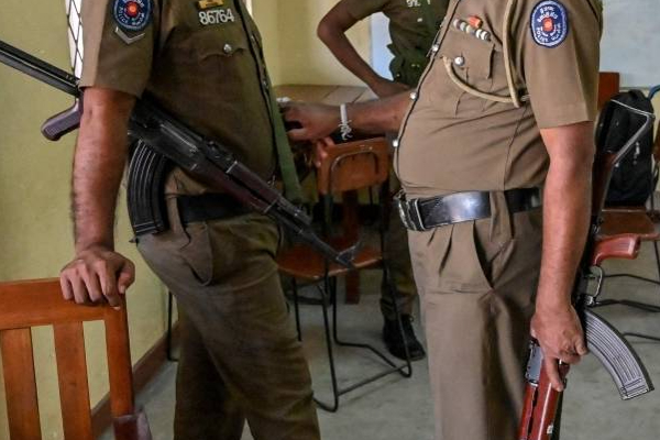 காவல்துறை உத்தியோகத்தரின் அடிதடி -பணியிலிருந்து நீக்கப்பட்டார் | Police Officers Beating Removed From Duty
