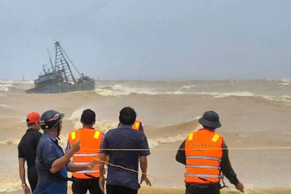 நடுகடலில் கவிழ்ந்த படகு ; 26 பேர் பலி | Boat Capsizes In Open Sea 26 Dead