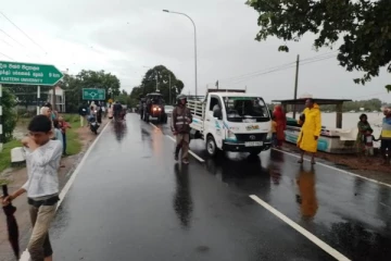 சமூகவலைத்தள மோகம்; வெள்ளத்துள் புகைப்படம் , காணொளி எடுக்க முண்டியடிக்கும் மக்கள்