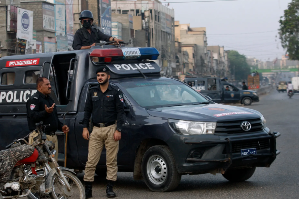 பாகிஸ்தானில் துப்பாக்கி சூடு ; ஒரே குடும்பத்தை சேர்ந்த 7 பேர் பலி | Shooting In Pakistan 7 Members Same Family Killed