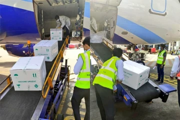 மும்பையிலிருந்து விமானம் மூலம் சென்னை வந்தடைந்த 78,240 கோவிசீல்டு தடுப்பூசிகள்