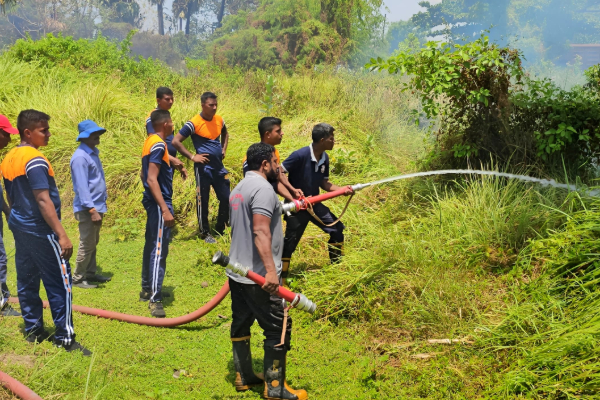 மட்டக்களப்பு தொடருந்து நிலைய விடுதி பகுதியில் தீவிபத்து | Fire Breaks Out In Batticaloa Railway Station Area
