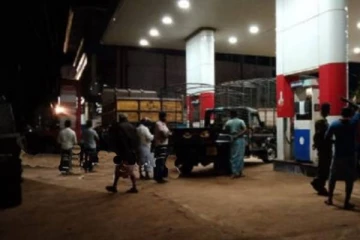 புத்தளத்தில் மீண்டும் தட்டுப்பாடு! இழுத்து மூடப்படும் எரிபொருள் நிரப்பு நிலையங்கள்!