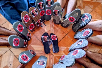 செருப்பில் 'முகத்தை' ஒட்டி நூதனமாக எதிர்ப்பு தெரிவிக்கும் இளைஞர்கள்! மியான்மரில் நடப்பது என்ன?