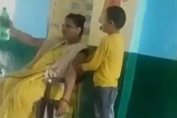 வகுப்பறையில் மாணவனை  மசாஜ் செய்ய வைத்த ஆசிரியை : வைரலாகும்வீடியோ