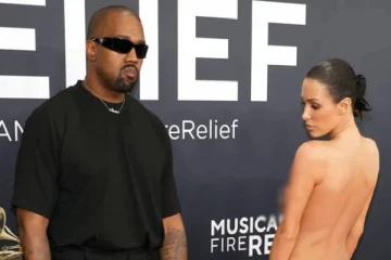 விருது விழாவுக்கு முழு நிர்வாணமாக வந்த பாடகரின் மனைவி - நிர்வாகம் எடுத்த அதிரடி முடிவு