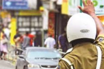 විරෝධතාවයක් නිසා ප්‍රධාන මාර්ගයක් අවහිර වෙයි - දැඩි රථ වාහන තදබදයක්