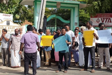 யாழ். உடுப்பிட்டியில் மதுபான சாலையை அகற்ற கோரி போராட்டம் (Photos)