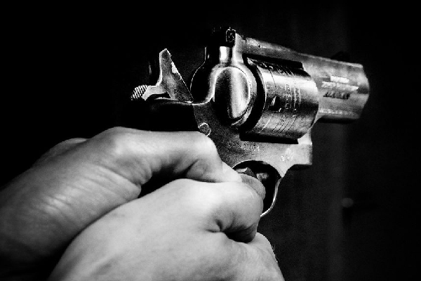 மோட்டார் சைக்கிளில் வந்தவர்களால் யுவதி சுட்டுக்கொலை!! - ஐபிசி தமிழ்