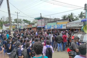 மட்டக்களப்பில் அரசாங்கத்திற்கு எதிராக ஆர்ப்பாட்டத்தில் ஈடுபட்டுள்ள பல்கலைக்கழக மாணவர்கள் (Photos)