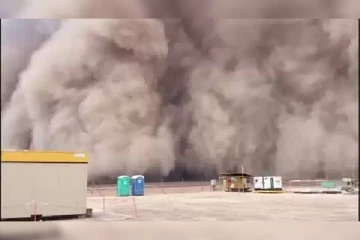 சிலி நாட்டை தாக்கிய ராட்சச மணற்புயல்: அதிர்ச்சியூட்டும் வீடியோ காட்சி!