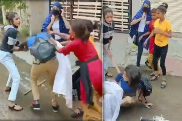 பீட்சா டெலிவரி பெண்ணுக்கு தர்ம அடி! 4 பெண் ராட்சஷிகளின் அதிர்ச்சி காட்சி | Pizza Delivery Women Beaten 4 Girl In Viral