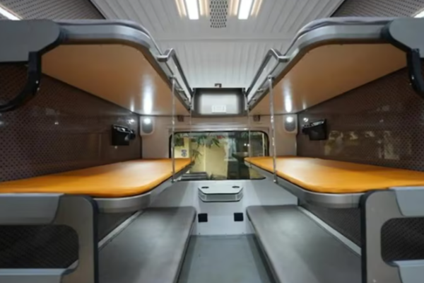 முதல் வந்தே பாரத் ஸ்லீப்பர் ரயிலின் உணவுப் பட்டியல்.., என்னென்ன தெரியுமா? | Food Menu Of The First Vande Bharat Sleeper Train