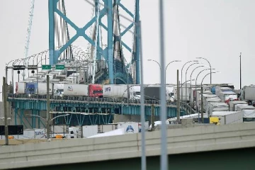 கனடா- அமெரிக்க எல்லையை மொத்தமாக முடக்கிய லொறி சாரதிகள்: நீடிக்கும் பதற்றம்