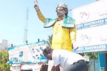 எம்ஜிஆர் சிலை காலைத்தொட்டு மன்னிப்புக் கேட்ட திமுக நிர்வாகி: எதற்காக?