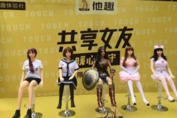 ஆபாச பொம்மைகளை பொது இடங்களில் வைத்து விளம்பரம்; சிக்கிய நாடு - வலுக்கும் விமர்சனங்கள்!