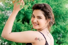 ஓடும் ஆற்றில் தவறி விழுந்த நடிகை ஹனி ரோஸ்.. ஷாக்கிங் வீடியோ இதோ..
