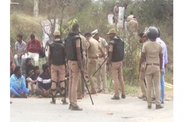 ஓசூர் மறியலில் ஈடுபட்ட இளைஞரை பூட்ஸ் காலால் எட்டி உதைத்தது ஏன்? - விளக்கம் கொடுத்த எஸ்.பி