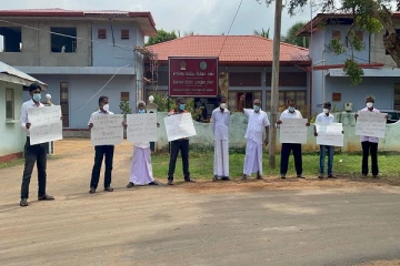 மன்னார் - மாந்தை மேற்கு பிரதேச சபையின் செயலாளரை இடமாற்ற கோரி ஆர்ப்பாட்டம்