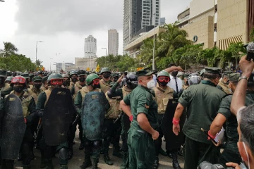 மகிந்தவை சூழ்ந்துள்ள பாதுகாப்பு தரப்பினர்! தாழப்பறந்த விமானங்கள் (VIDEO)