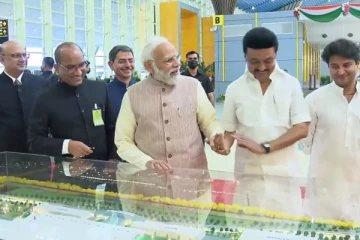 வாங்க ஸ்டாலின்...! முதலமைச்சரின் கையயை பிடித்து குலுக்கிய பிரதமர் மோடி