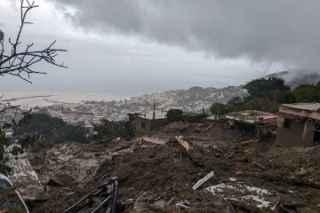 மொத்தமாக மண்ணில் புதையுண்ட 100 பேர்... பிரபல நகரத்தில் பேரழிவை ஏற்படுத்திய சம்பவம்