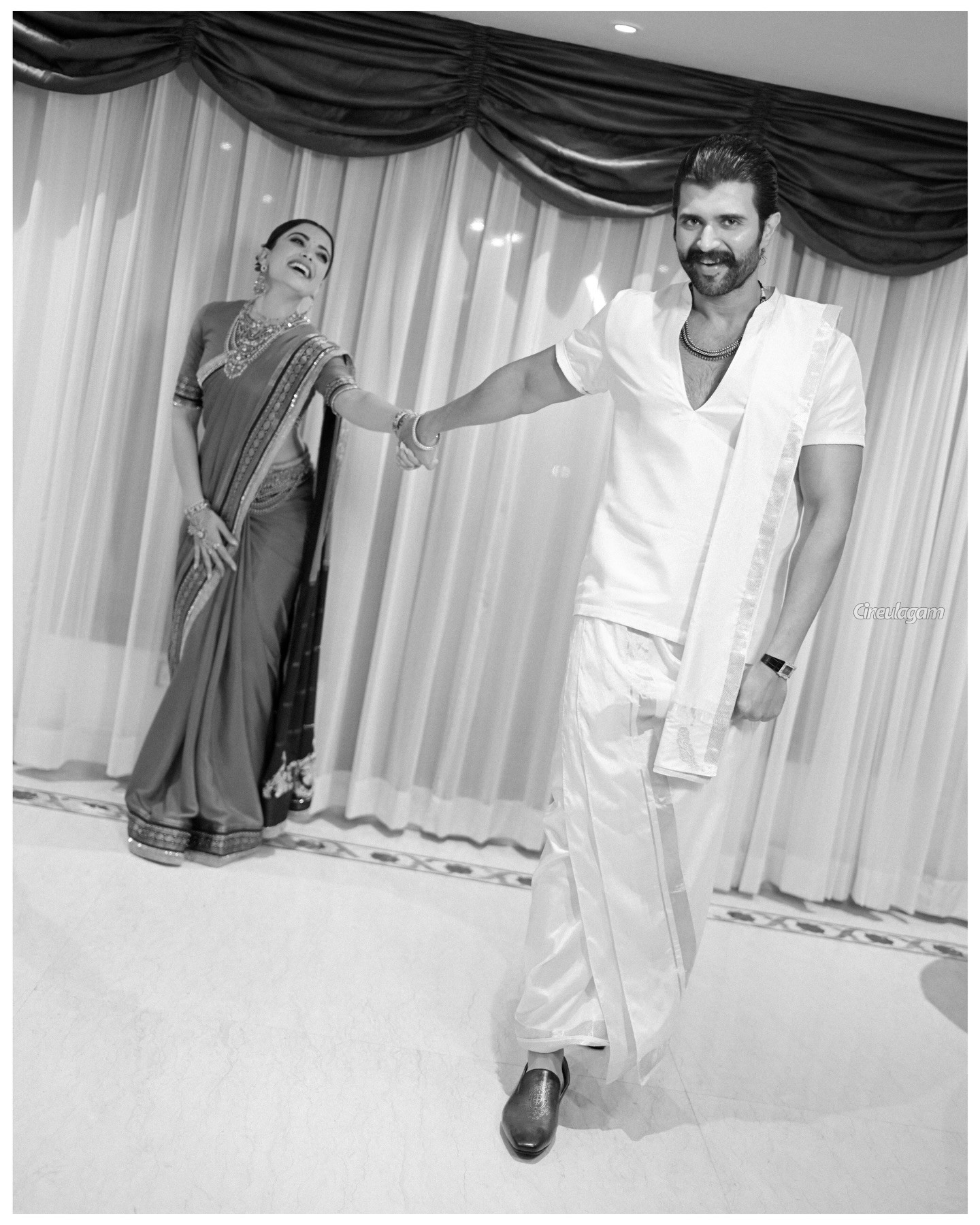 பிரமாண்டமாக நடந்த ராஷ்மிகா - விஜய் தேவரகொண்டா திருமண வரவேற்ப்பு! புகைப்படங்கள் - Image 4