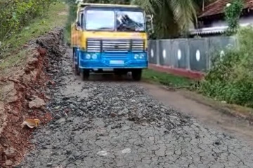 கனகரக வாகனங்களால் பாழடையும் வீதி : பொதுமக்கள் விசனம் (Photos)