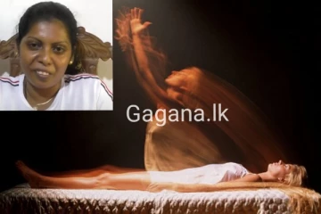 අඳුරේදී කාන්තාවකගේ ශරීය පිරිමදින විට ශරීයෙන් ආලෝකයක් මතුවෙයි..(VIDEO)