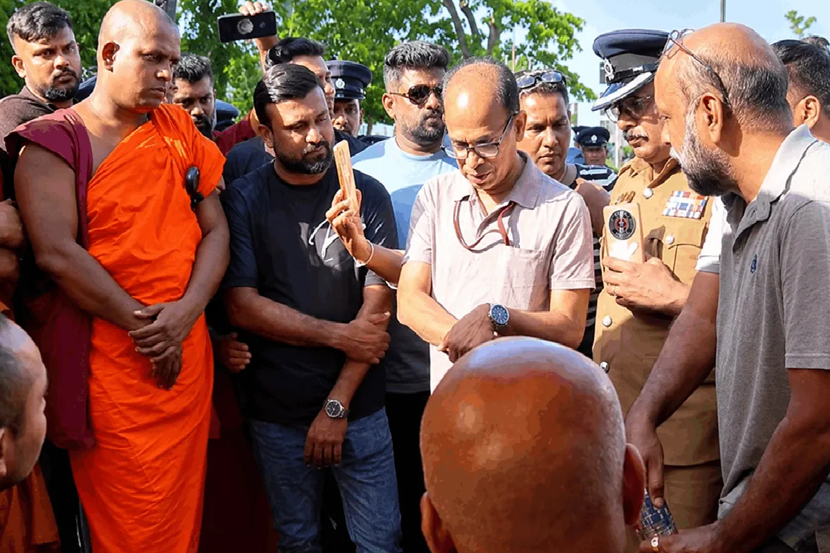 பிக்குகள் - அதிகாரிகள் முறுகல் ;விஹாரமகாதேவி பூங்காவில் இன்று அமைதியின்மை | Unrest At Viharamahadevi Park Today பிக்குகள் - அதிகாரிகள் முறுகல் ;விஹாரமகாதேவி பூங்காவில் இன்று அமைதியின்மை | Unrest At Viharamahadevi Park Today