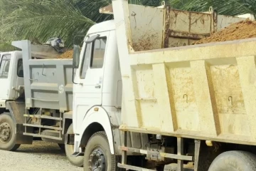 அனுமதி பத்திரமின்றி மணல் ஏற்றிச் சென்றவர்கள் கைது