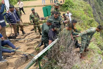 නුවරඑළිය කැළඹෙයි - ලෝකාන්තයෙන් වැටුණු වෛද්‍ය සිසුවිය පැය ගණනාවක් අත්තක එල්ලී ජීවිතය වෙනුවෙන් සටනක - දැඩි උත්සාහයකින් පසුව බේර ගනී