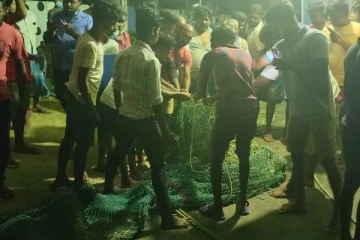 யாழ். கடற்பரப்பில் நள்ளிரவில் ஏற்பட்ட பதற்றம்! கொந்தளித்த மீனவர்கள்! நடந்தது என்ன? (காணொளி)