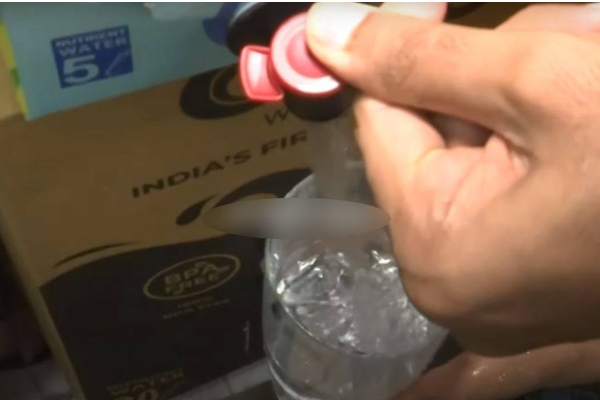 எது அட்டை பெட்டியில தண்ணீர் விற்பனையா? நாட்டிலேயே முதன்முறையாக தொடக்கம்! பொதுமக்கள் வியப்பு! | Cardboard Box Water Cane Sale Plastic Free India எது அட்டை பெட்டியில தண்ணீர் விற்பனையா? நாட்டிலேயே முதன்முறையாக தொடக்கம்! பொதுமக்கள் வியப்பு! | Cardboard Box Water Cane Sale Plastic Free India