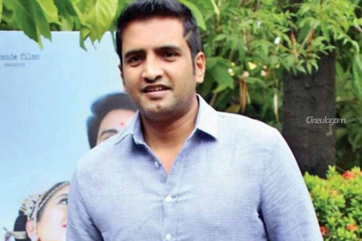 அட நடிகர் சந்தானம் மகனா இவர், நன்றாக வளர்ந்துவிட்டாரே.... அடுத்த ஹீரோவா, போட்டோ இதோ | Actor Santhanam Son Latest Photo Goes Viral