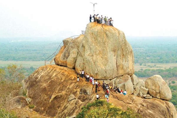 மின் துண்டிப்பால் இருளடைந்த மிகிந்தலை ரஜமஹா விகாரைக்கு மின் கட்டணத்தை செலுத்த முன்வரும் எதிர்கட்சியினர் | Oppositionleader Mihindalarajamahavihara Current